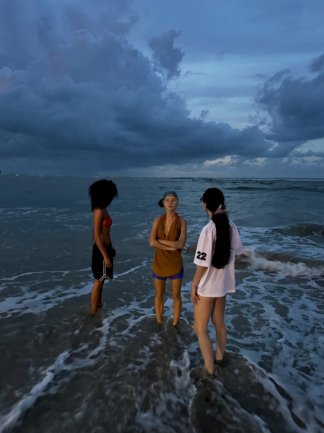 Дочь Джуда Лоу позирует на лодке в бикини