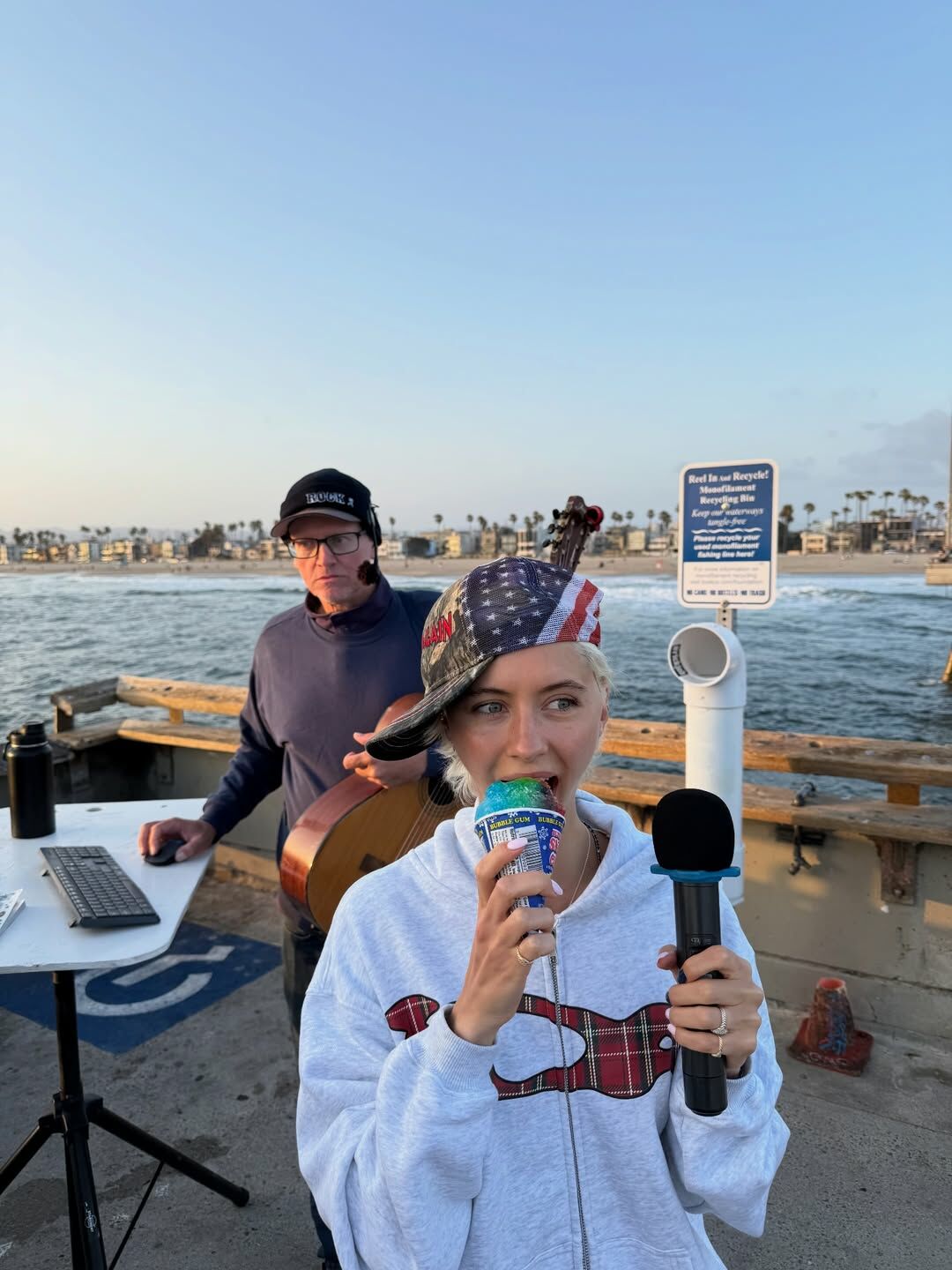 Дочь Джуда Лоу позирует на лодке в бикини