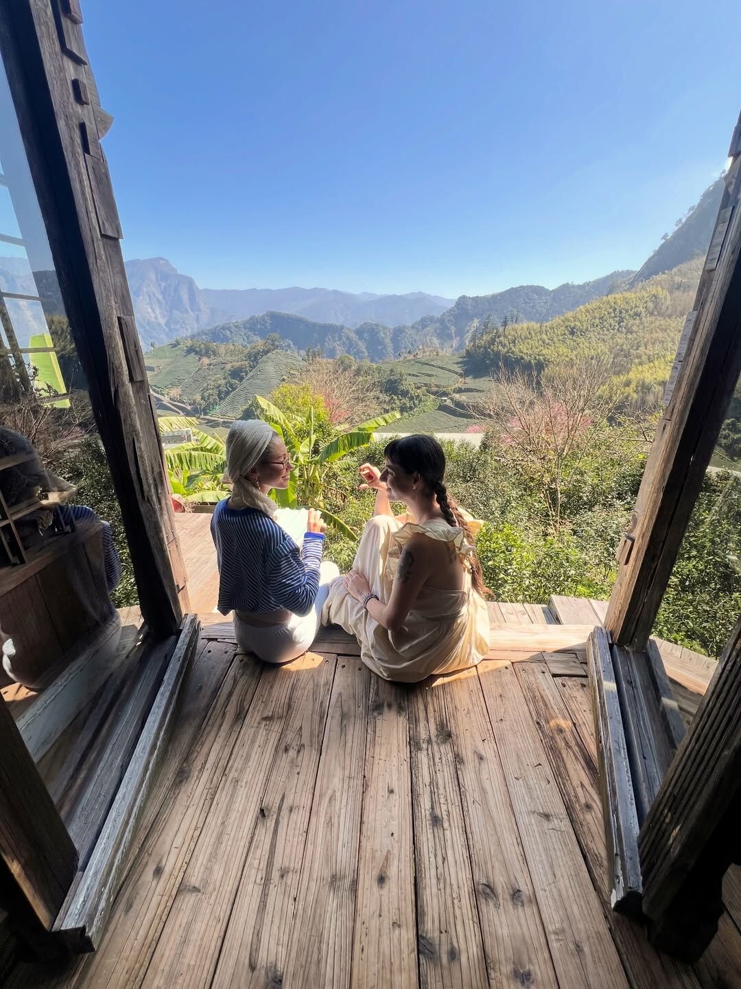 Дочь Джуда Лоу позирует на лодке в бикини