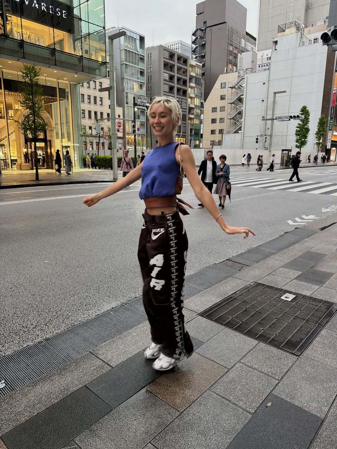 Дочь Джуда Лоу позирует на лодке в бикини