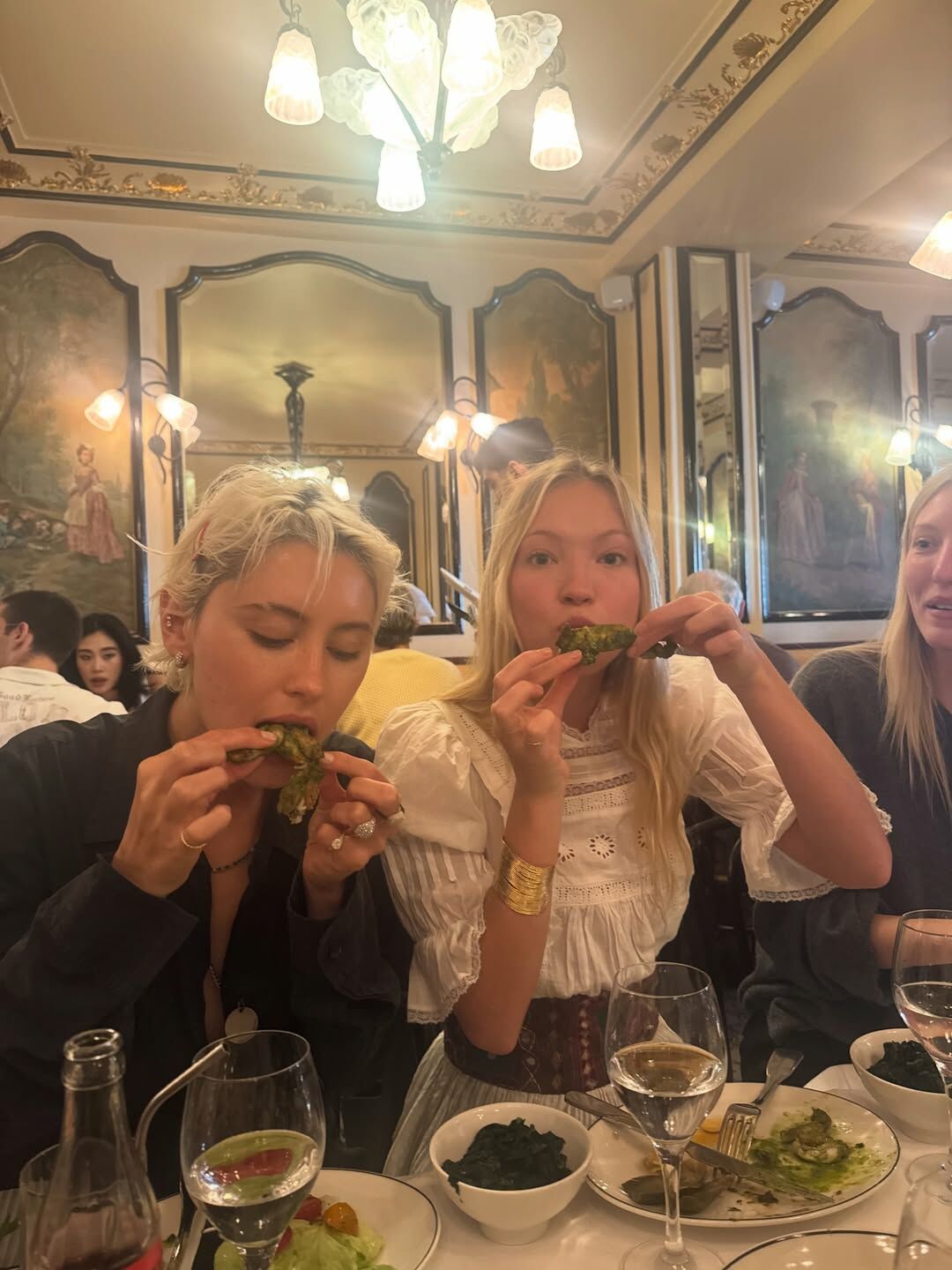 Дочь Джуда Лоу позирует на лодке в бикини