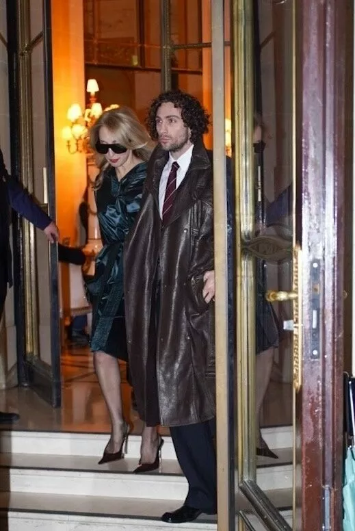 Аарон Тейлор-Джонсон замечен с супругой на Неделе моды в Париже