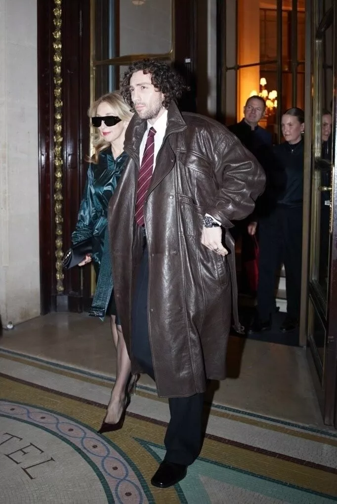 Аарон Тейлор-Джонсон замечен с супругой на Неделе моды в Париже