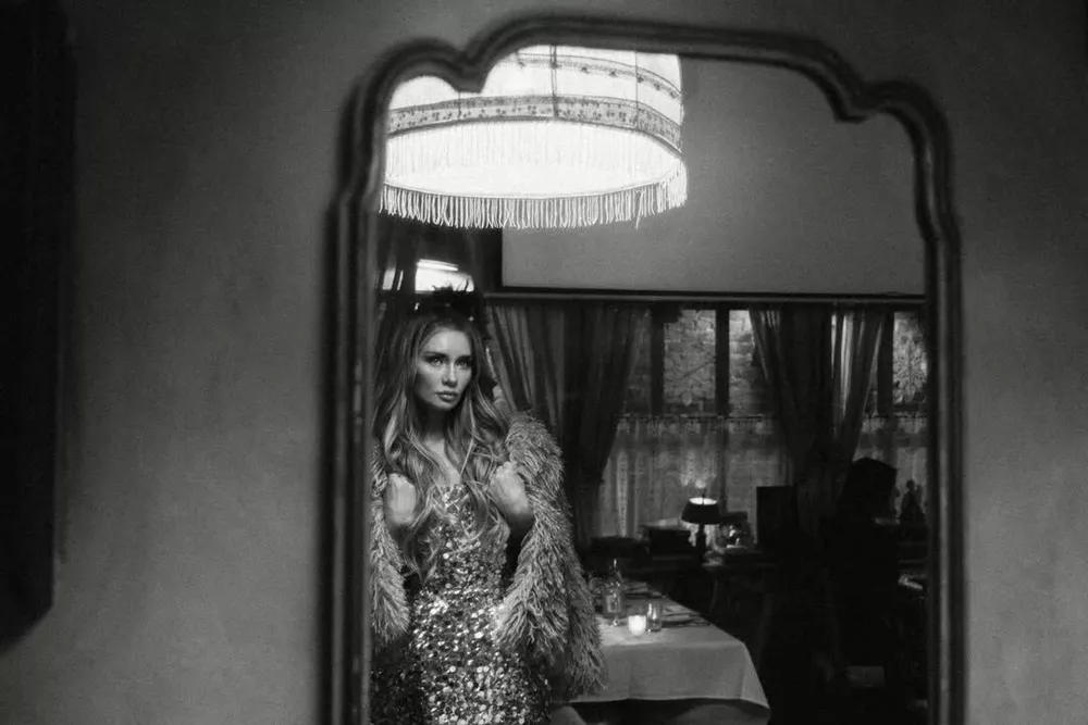 Аферистка Анна Делви отметила день рождения в кокошнике