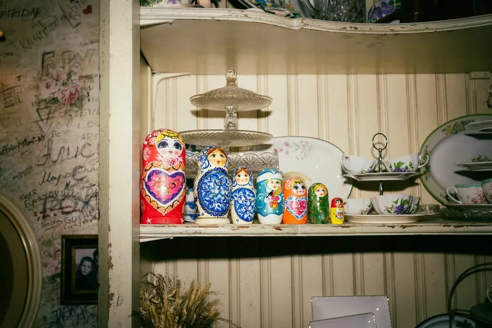 Аферистка Анна Делви отметила день рождения в кокошнике