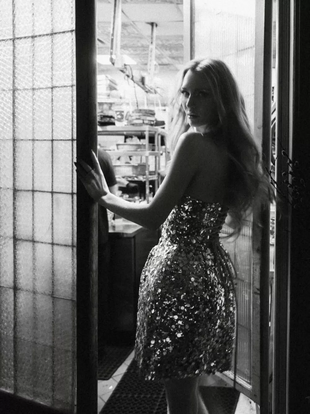 Аферистка Анна Делви отметила день рождения в кокошнике