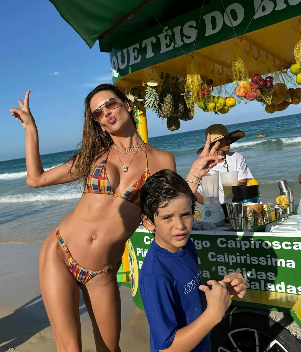 Алессандра Амбросио красуется на бразильском побережье в бикини