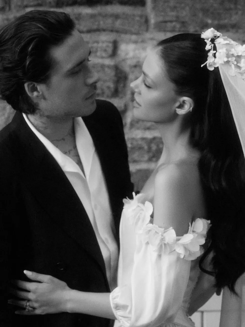 Шаг к примирению: Бруклин Бекхэм подарил жене любимое вино своей матери Шаг к примирению: Бруклин Бекхэм подарил жене любимое вино своей матери