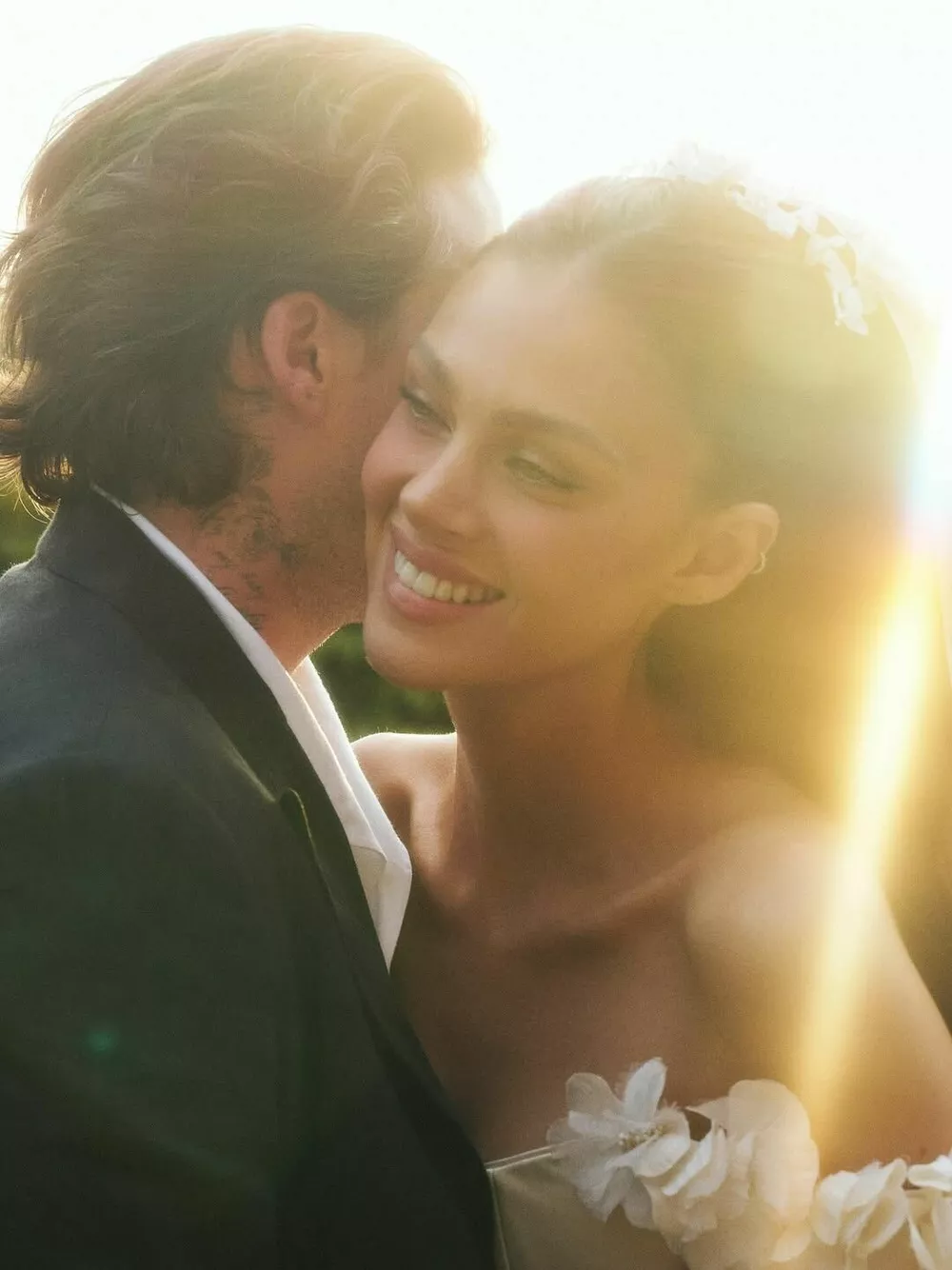 Шаг к примирению: Бруклин Бекхэм подарил жене любимое вино своей матери Шаг к примирению: Бруклин Бекхэм подарил жене любимое вино своей матери