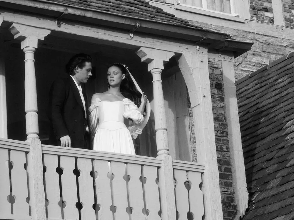 Шаг к примирению: Бруклин Бекхэм подарил жене любимое вино своей матери Шаг к примирению: Бруклин Бекхэм подарил жене любимое вино своей матери