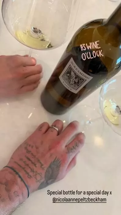 Шаг к примирению: Бруклин Бекхэм подарил жене любимое вино своей матери Шаг к примирению: Бруклин Бекхэм подарил жене любимое вино своей матери