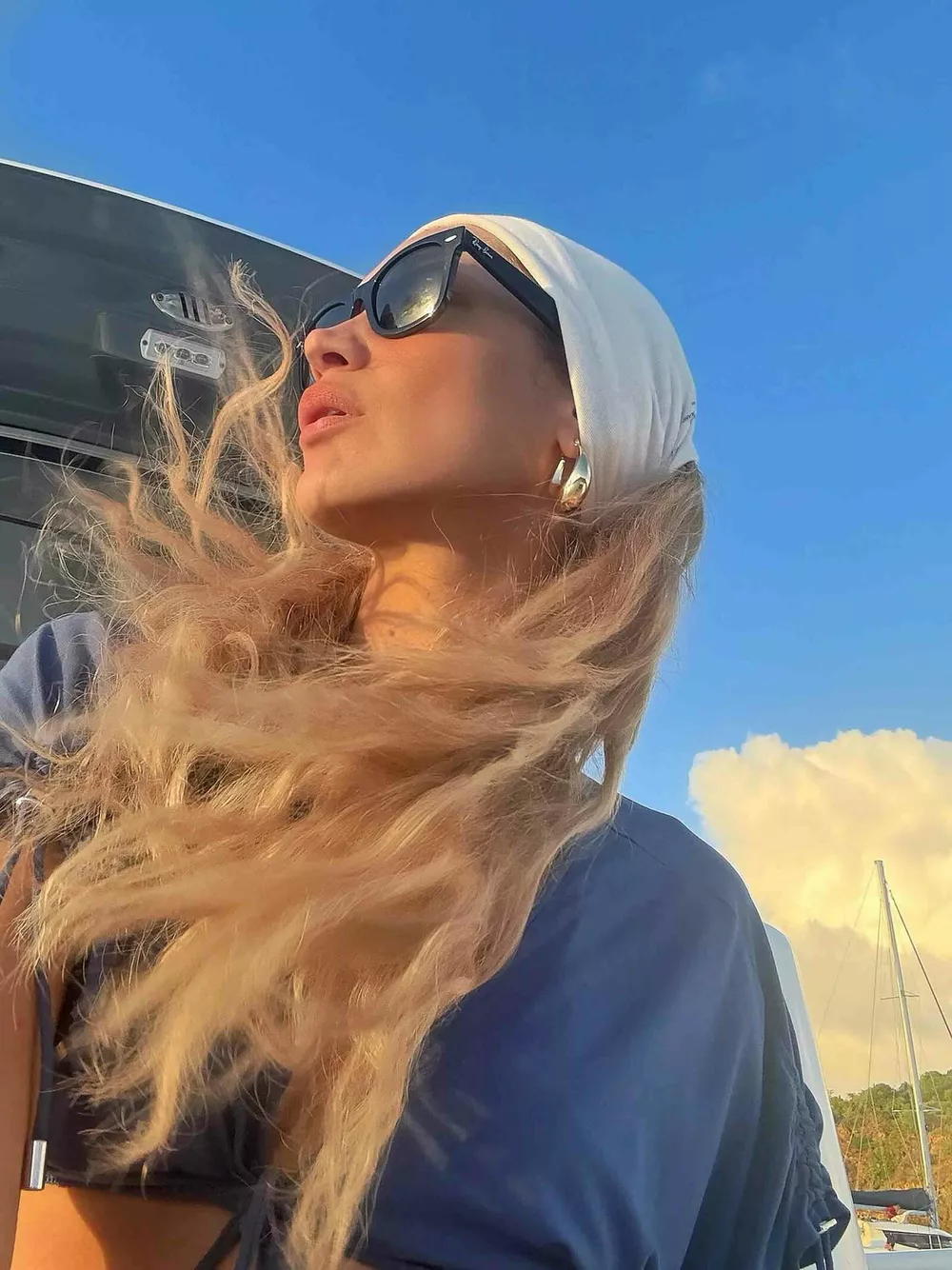 Что нового в соцсетях:  Джей Ло проводит урок по мейкапу, а Белла Хадид загорает на яхте в бикини