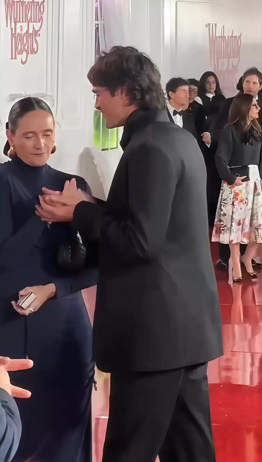 Дейком Элорди подвергся резкой критике из-за безобидного момента на красной дорожке "Грозового перевала" Дейком Элорди подвергся резкой критике из-за безобидного момента на красной дорожке "Грозового перевала"