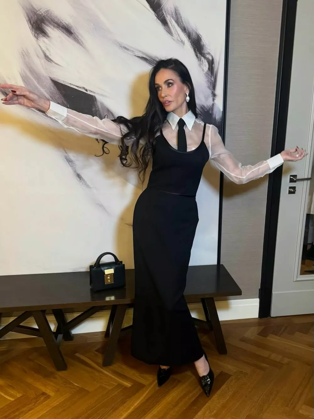 Деми Мур поделилась секретом идеально гладких волос