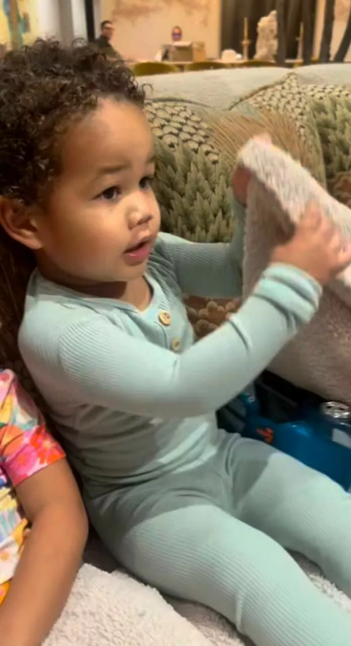 Дети Крисси Тейген неожиданно отреагировали на популярность матери