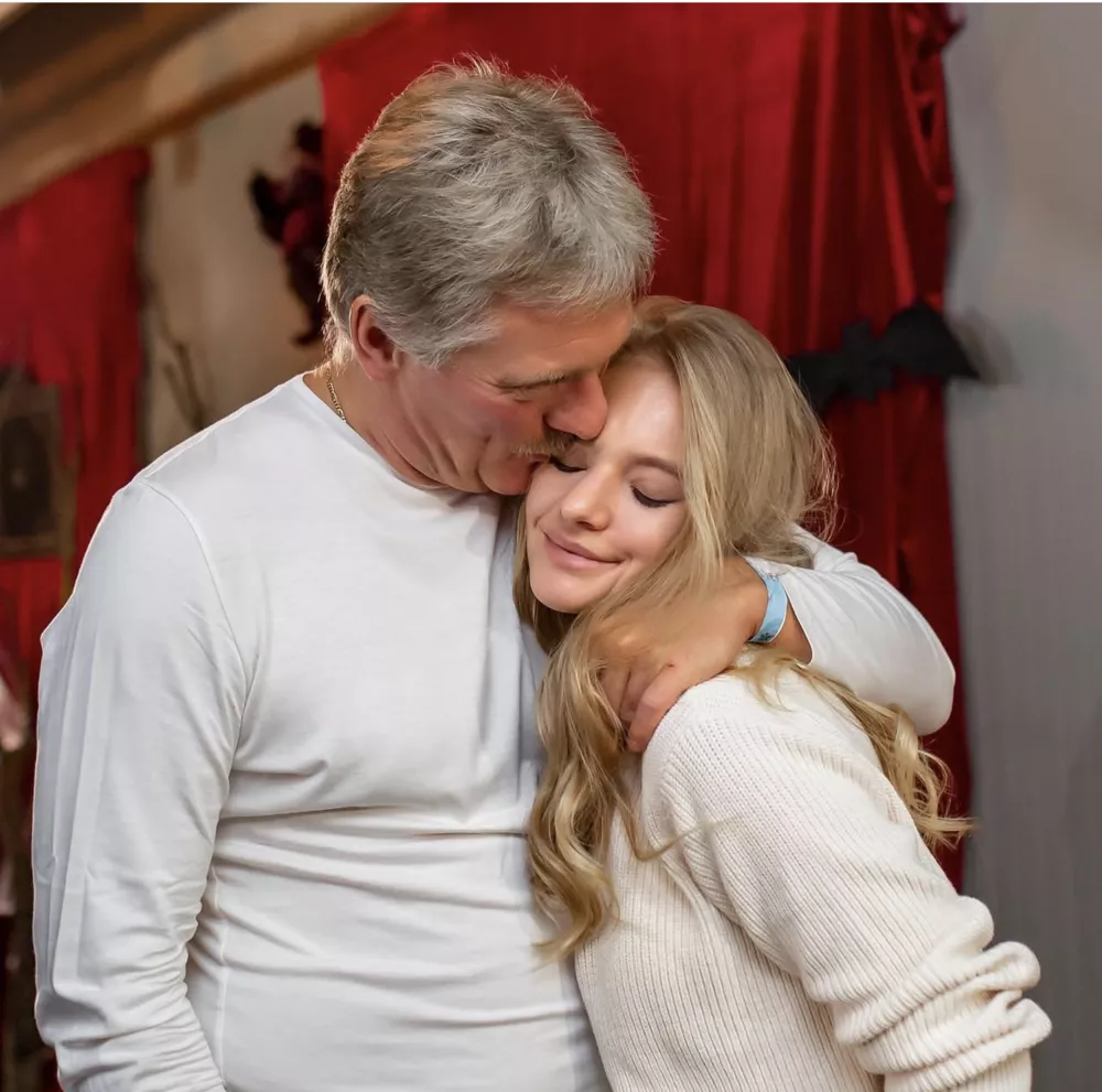 Дочь Дмитрия Пескова Елизавета обнародовала редкие кадры с братом