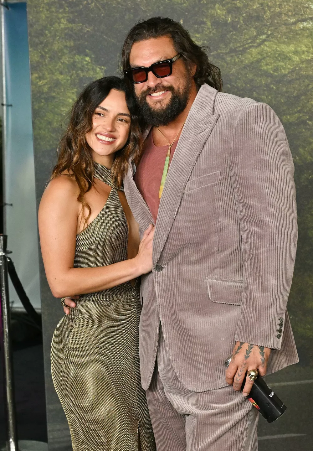 Джейсон Момоа страстно поцеловал возлюбленную на премьере в Лондоне: фото