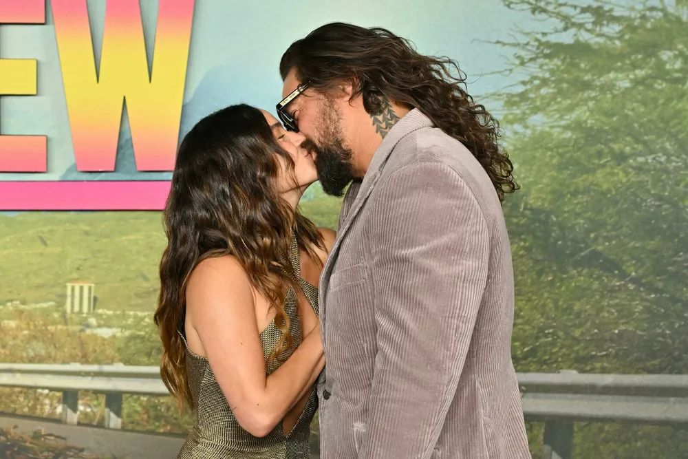 Джейсон Момоа страстно поцеловал возлюбленную на премьере в Лондоне: фото