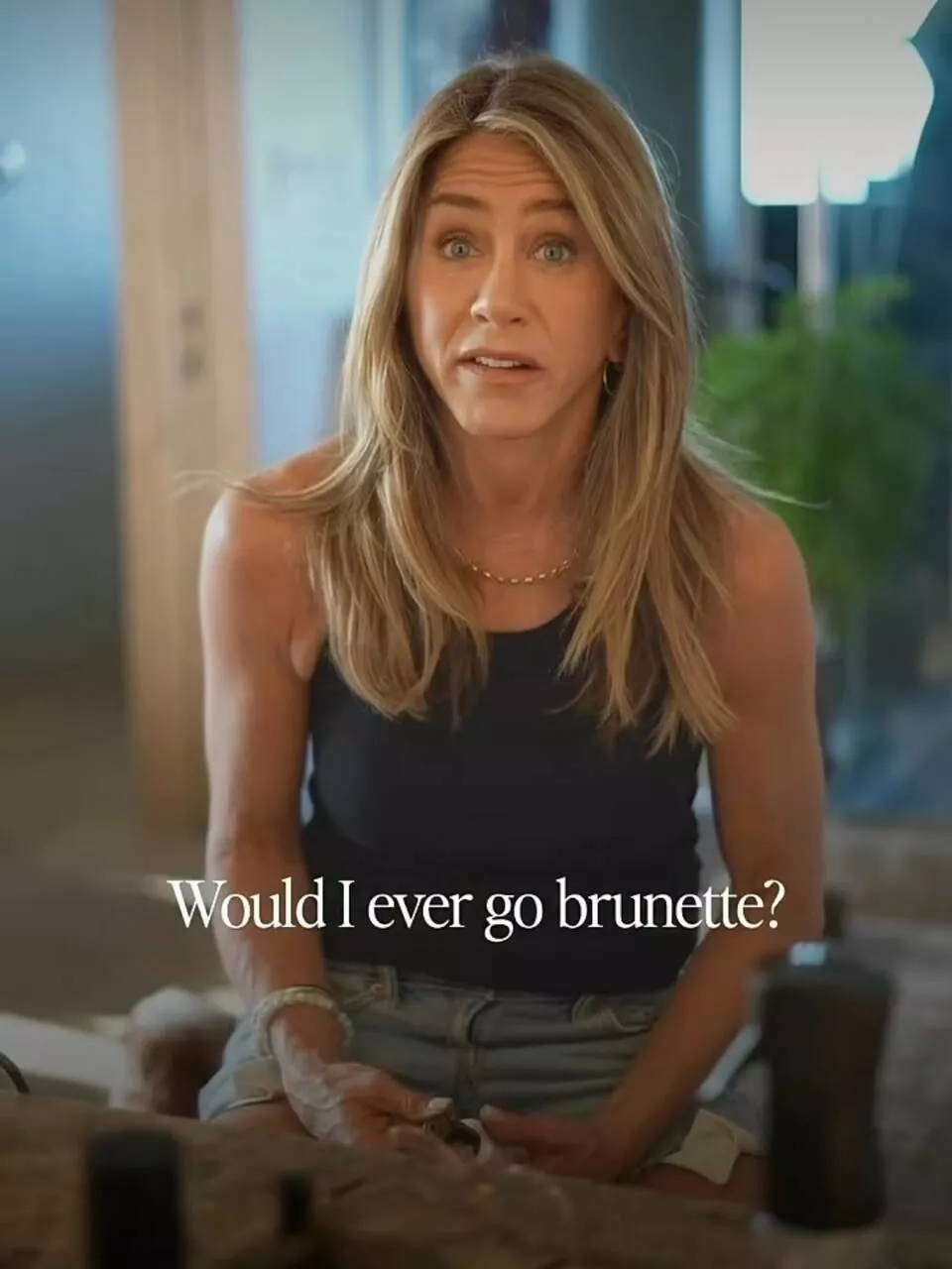 "Это подделка": Дженнифер Энистон о своей культовой прическе из "Друзей" "Это подделка": Дженнифер Энистон о своей культовой прическе из "Друзей"