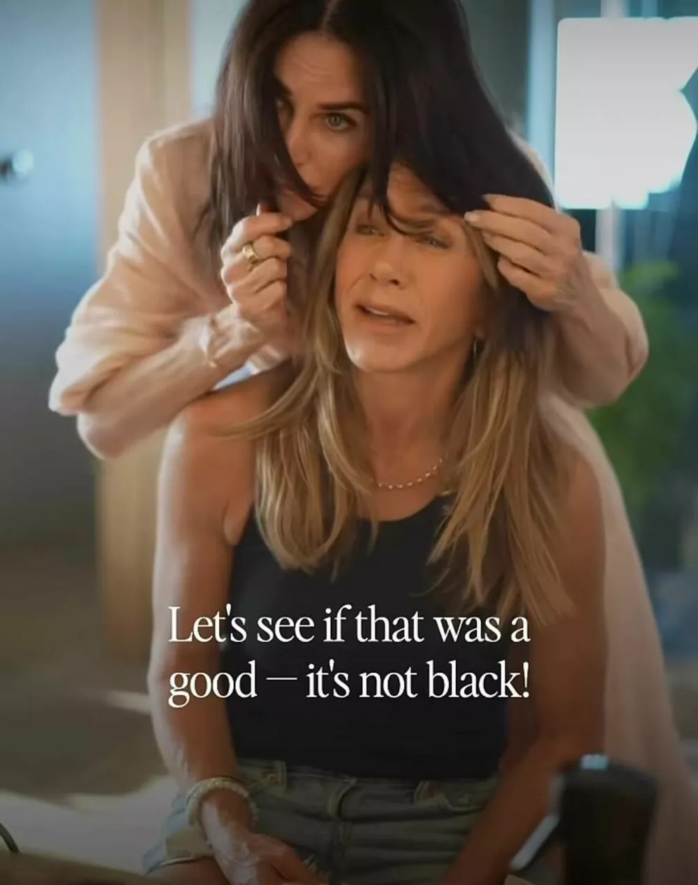 "Это подделка": Дженнифер Энистон о своей культовой прическе из "Друзей" "Это подделка": Дженнифер Энистон о своей культовой прическе из "Друзей"