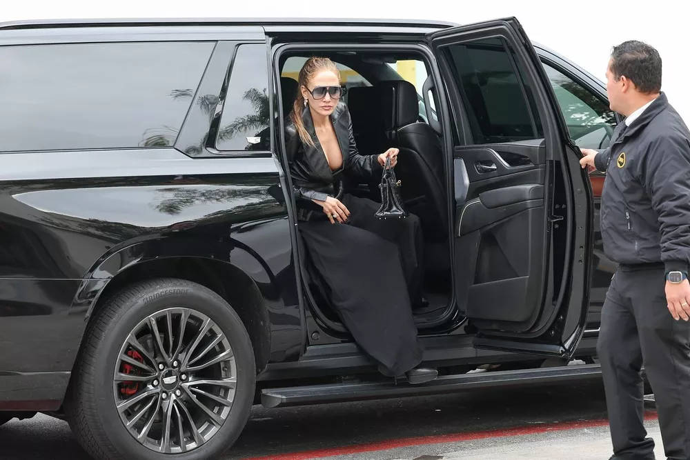 Дженнифер Лопес замечена на модном шопинге топлес