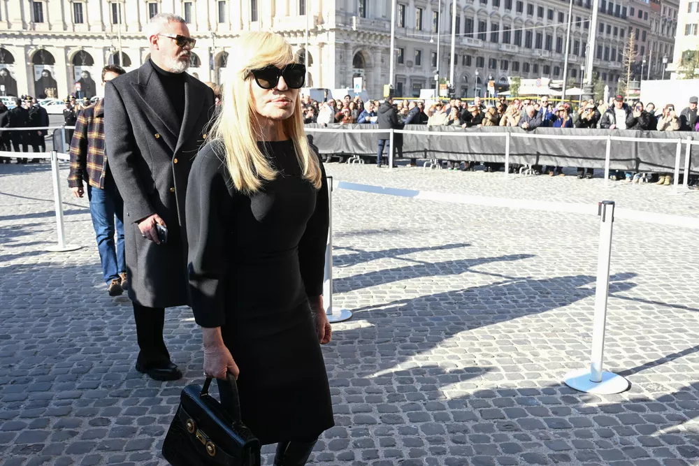 Наталья Водянова, Анна Винтур, Энн Хэтэуэй и Алессандро Микеле на прощании с Валентино Гаравани