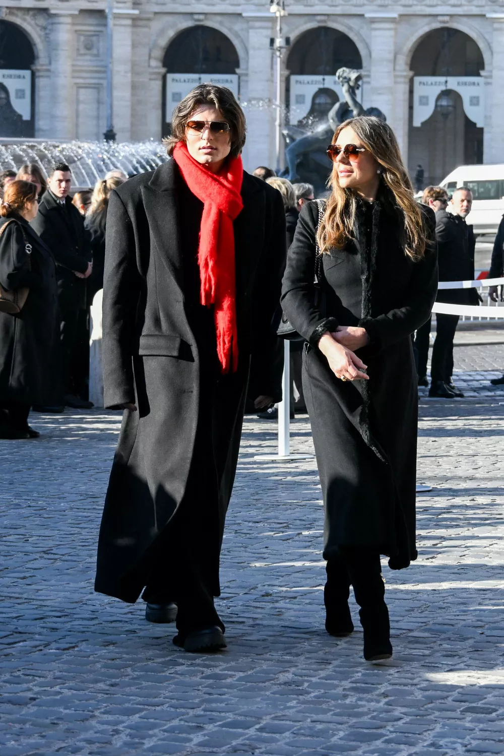 Наталья Водянова, Анна Винтур, Энн Хэтэуэй и Алессандро Микеле на прощании с Валентино Гаравани