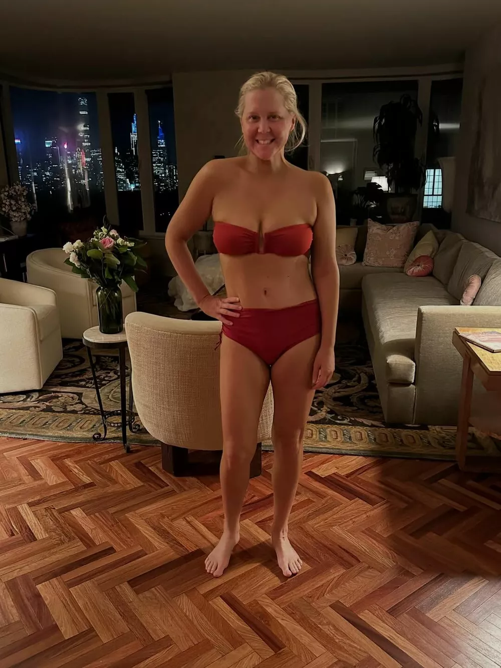 Эми Шумер продемонстрировала обнаженную фигуру на селфи