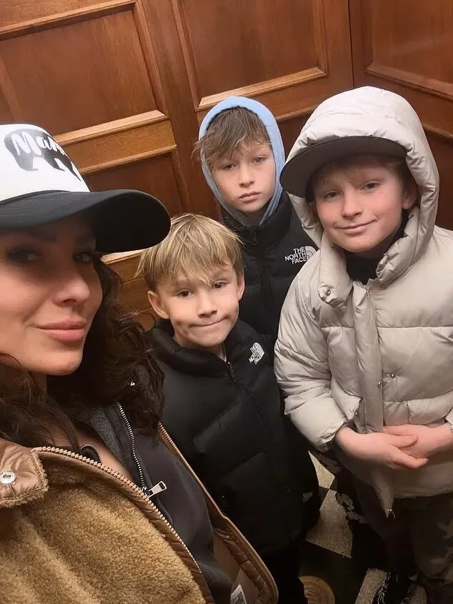 &ldquo;Это небезопасно&rdquo;: Хиларию Болдуин жестко раскритиковали за поход в парикмахерскую в бурю с детьми