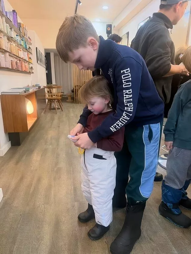 &ldquo;Это небезопасно&rdquo;: Хиларию Болдуин жестко раскритиковали за поход в парикмахерскую в бурю с детьми