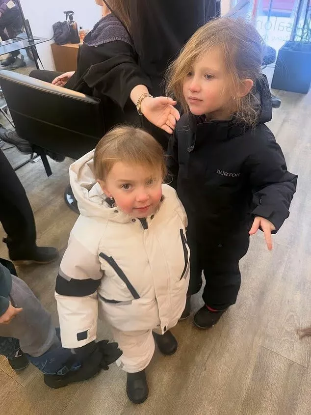 &ldquo;Это небезопасно&rdquo;: Хиларию Болдуин жестко раскритиковали за поход в парикмахерскую в бурю с детьми