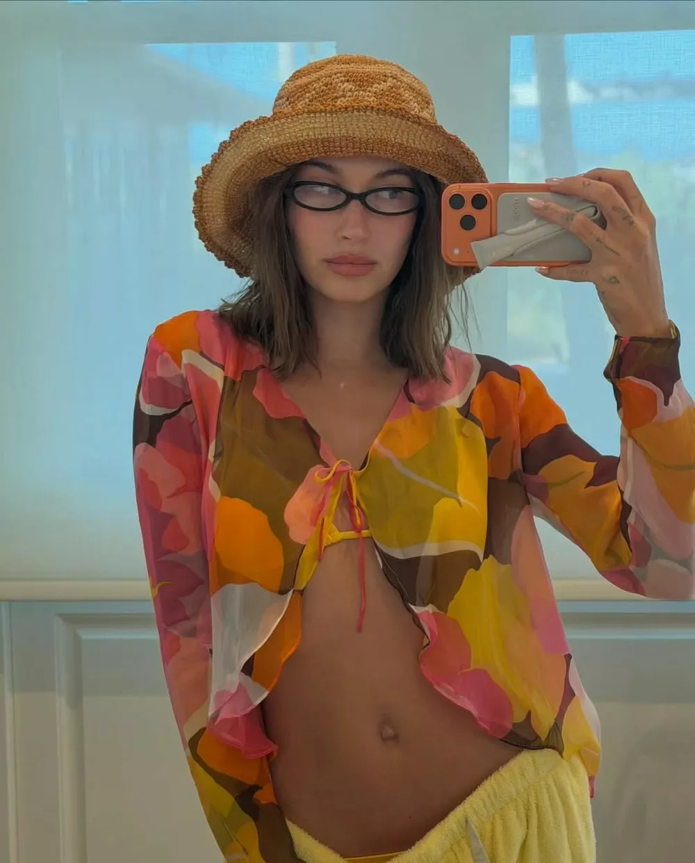 Фото дня: Хейли Бибер в леопардовом купальнике с вырезами