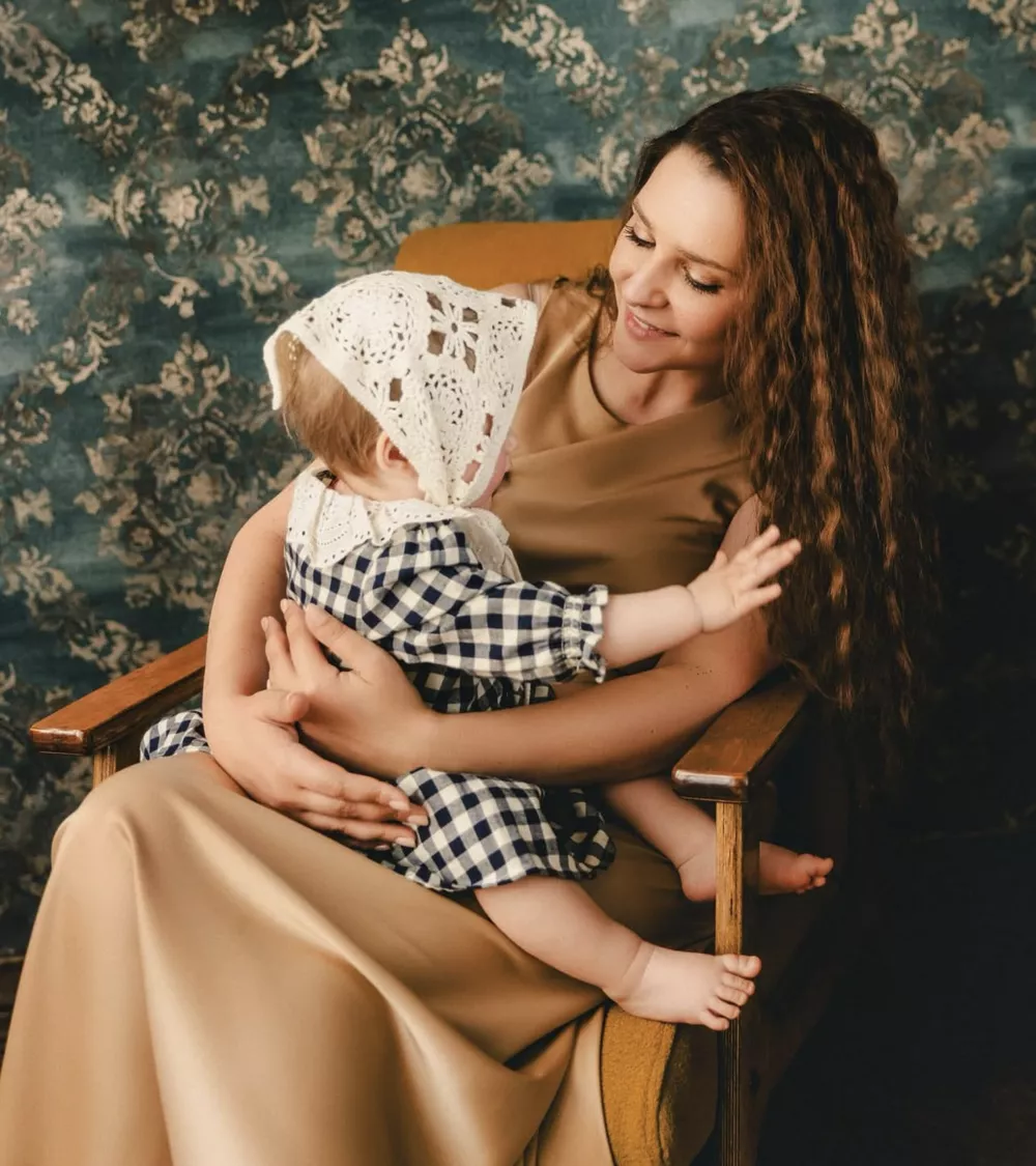 Глафира Тарханова поделилась подробностями домашних родов