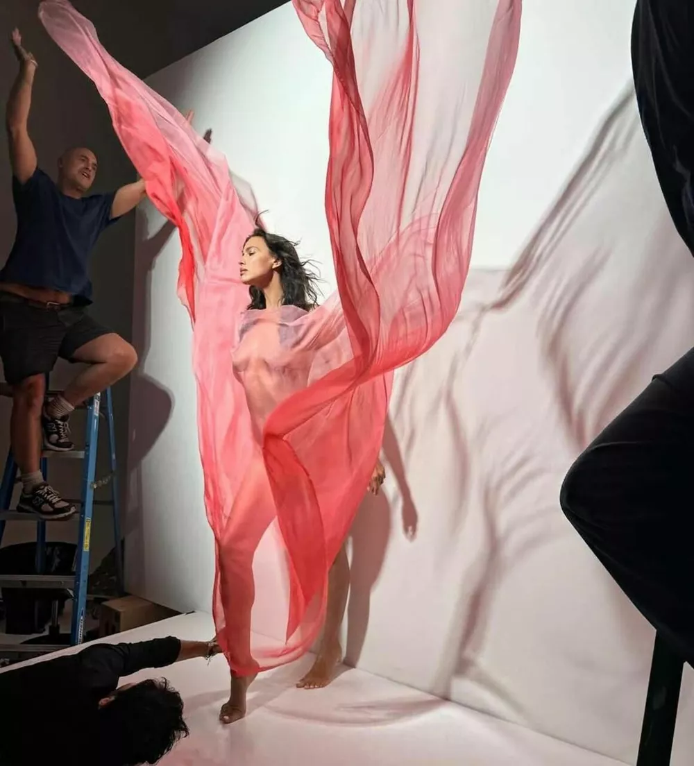 Ирина Шейк снялась в прозрачной простыне для культового fashion-календаря