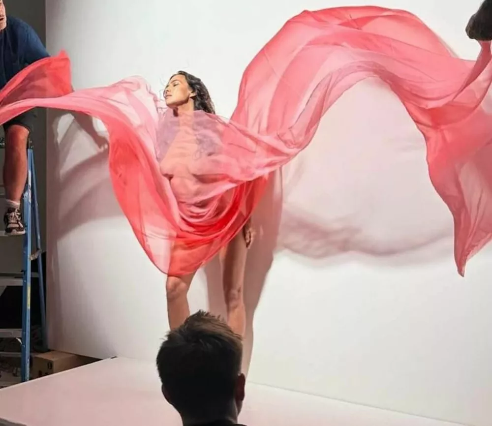 Ирина Шейк снялась в прозрачной простыне для культового fashion-календаря