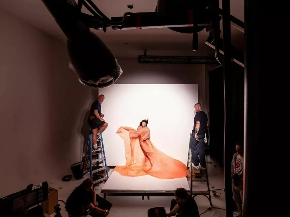 Ирина Шейк снялась в прозрачной простыне для культового fashion-календаря