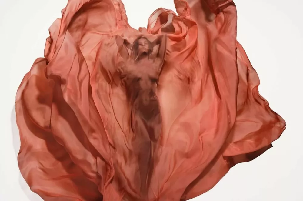 Ирина Шейк снялась в прозрачной простыне для культового fashion-календаря