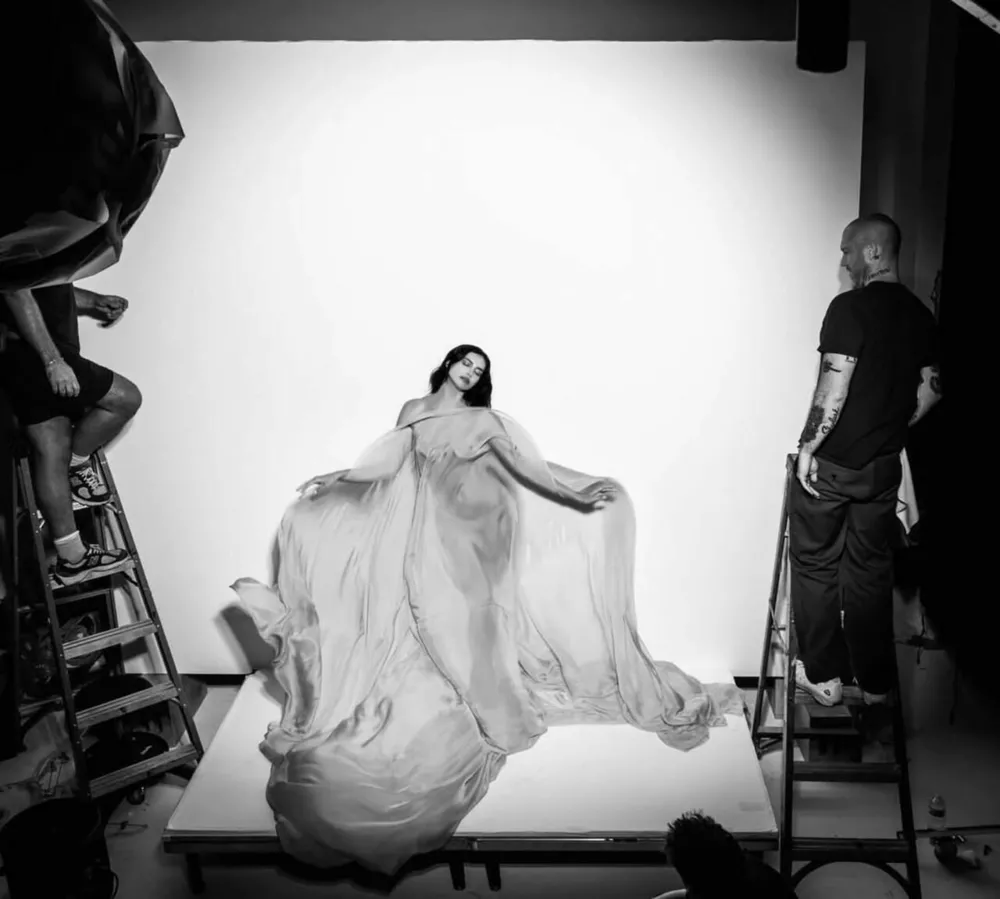 Ирина Шейк снялась в прозрачной простыне для культового fashion-календаря