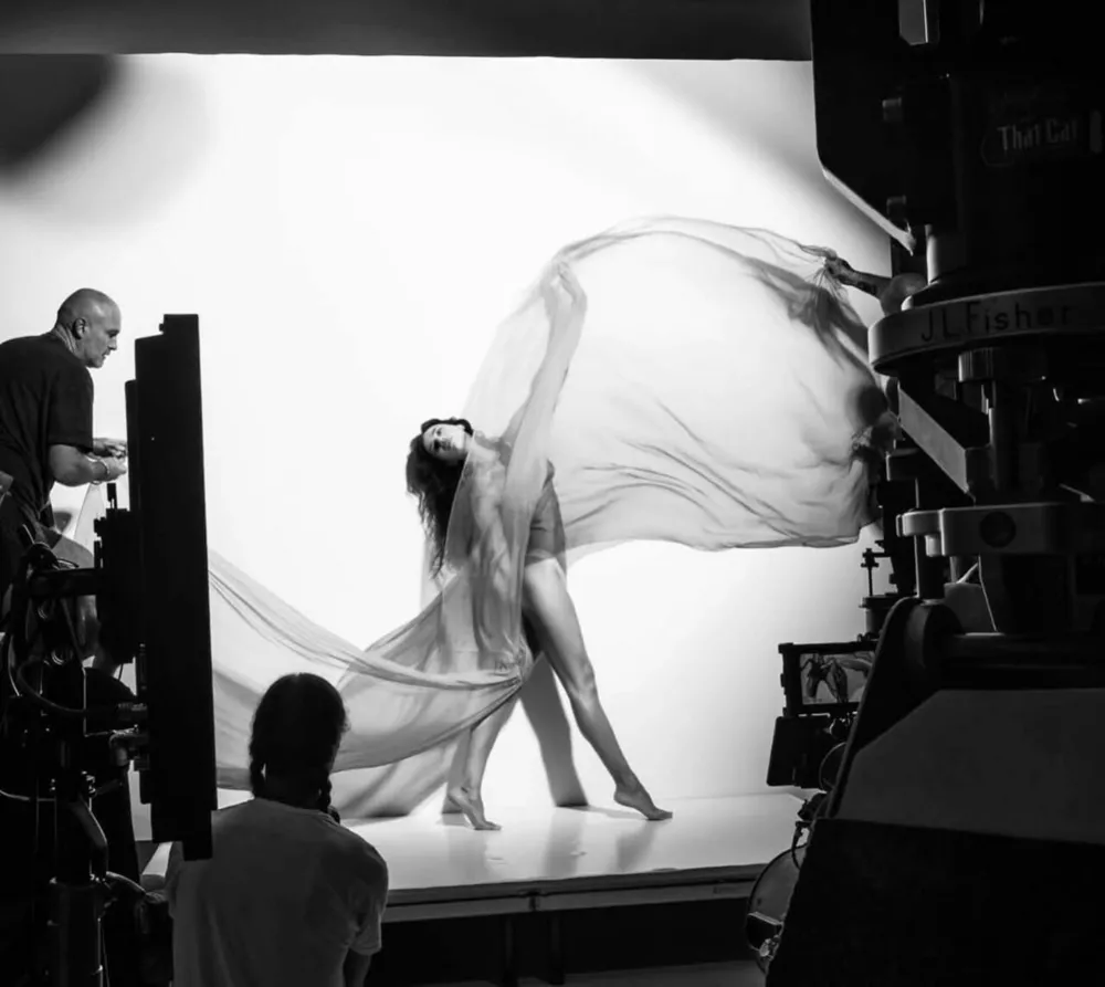 Ирина Шейк снялась в прозрачной простыне для культового fashion-календаря