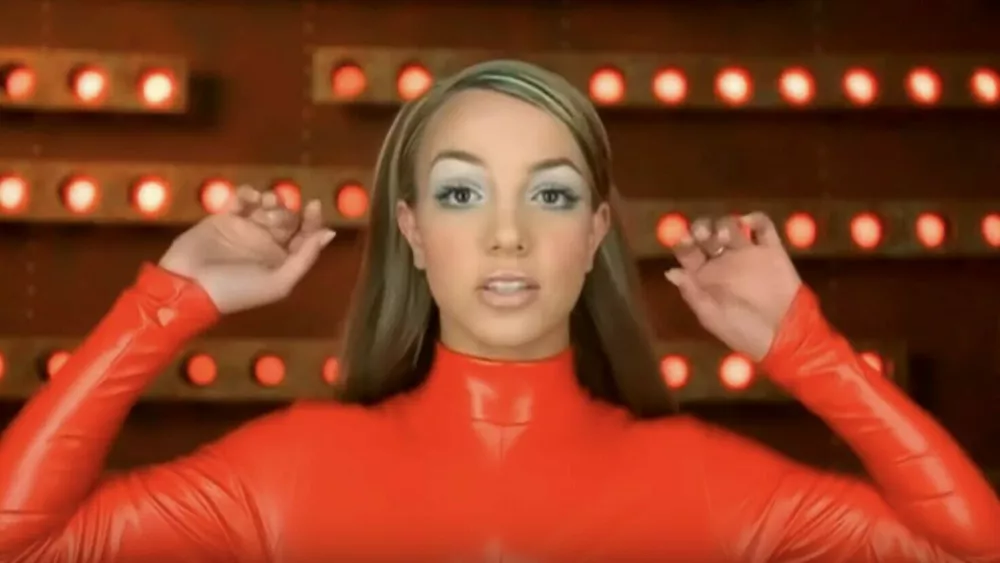 Кайли Дженнер скопировала культовый образ Бритни из красного латекса