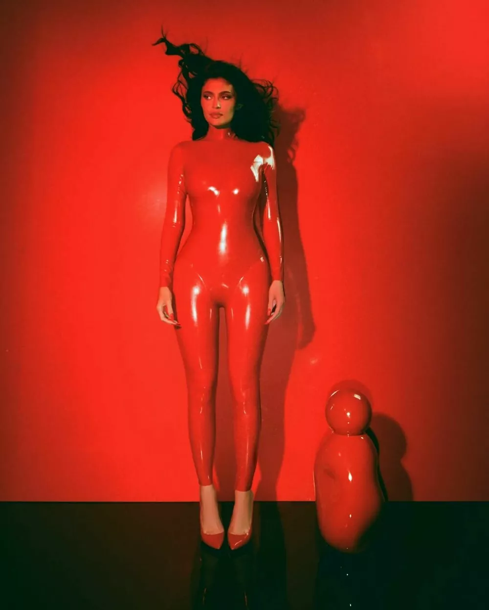 Кайли Дженнер скопировала культовый образ Бритни из красного латекса