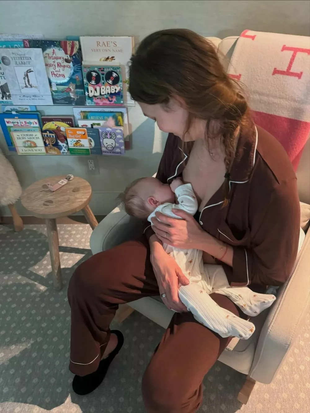 Карли Клосс показала, как кормит младенца грудью