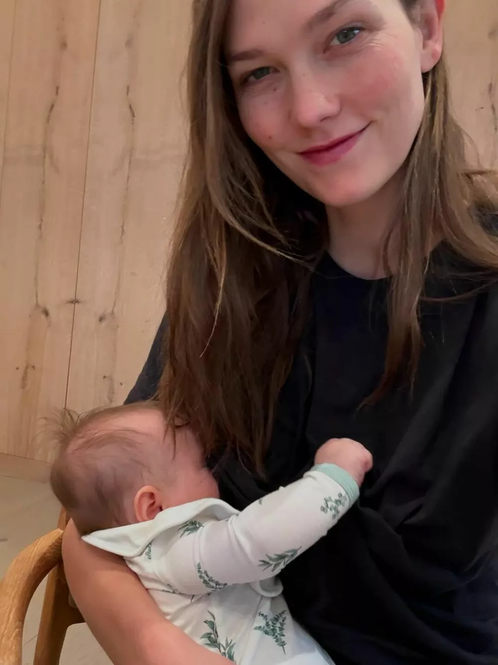 Карли Клосс показала, как кормит младенца грудью