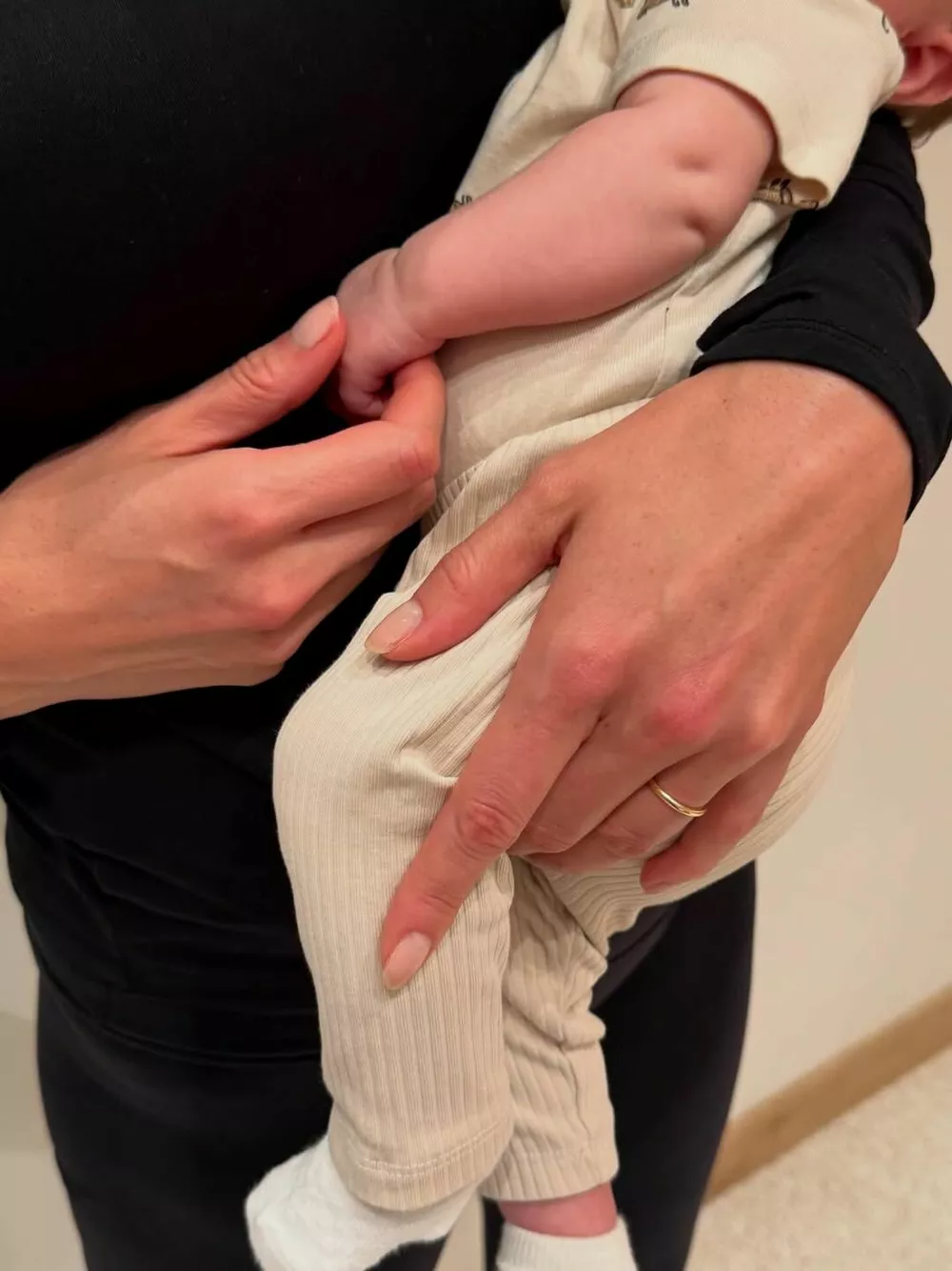 Карли Клосс показала, как кормит младенца грудью