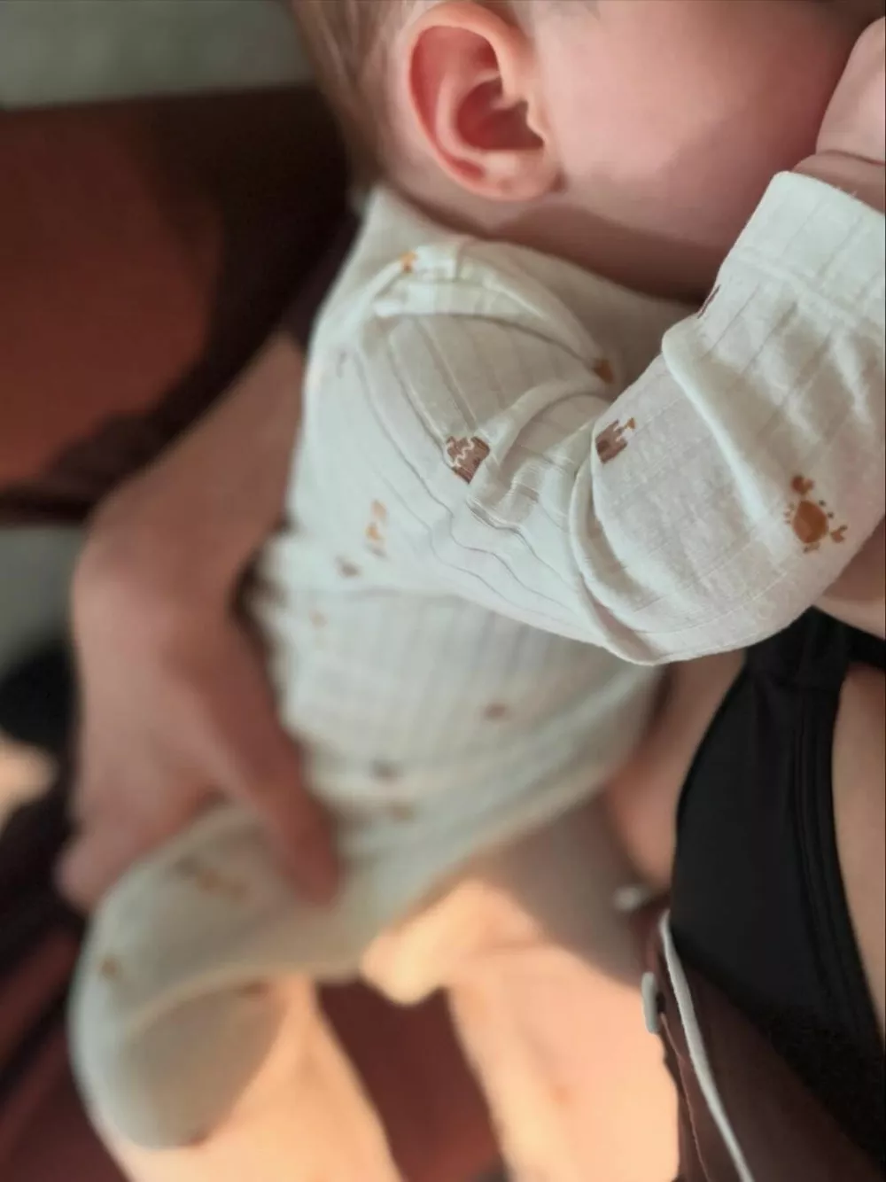 Карли Клосс показала, как кормит младенца грудью