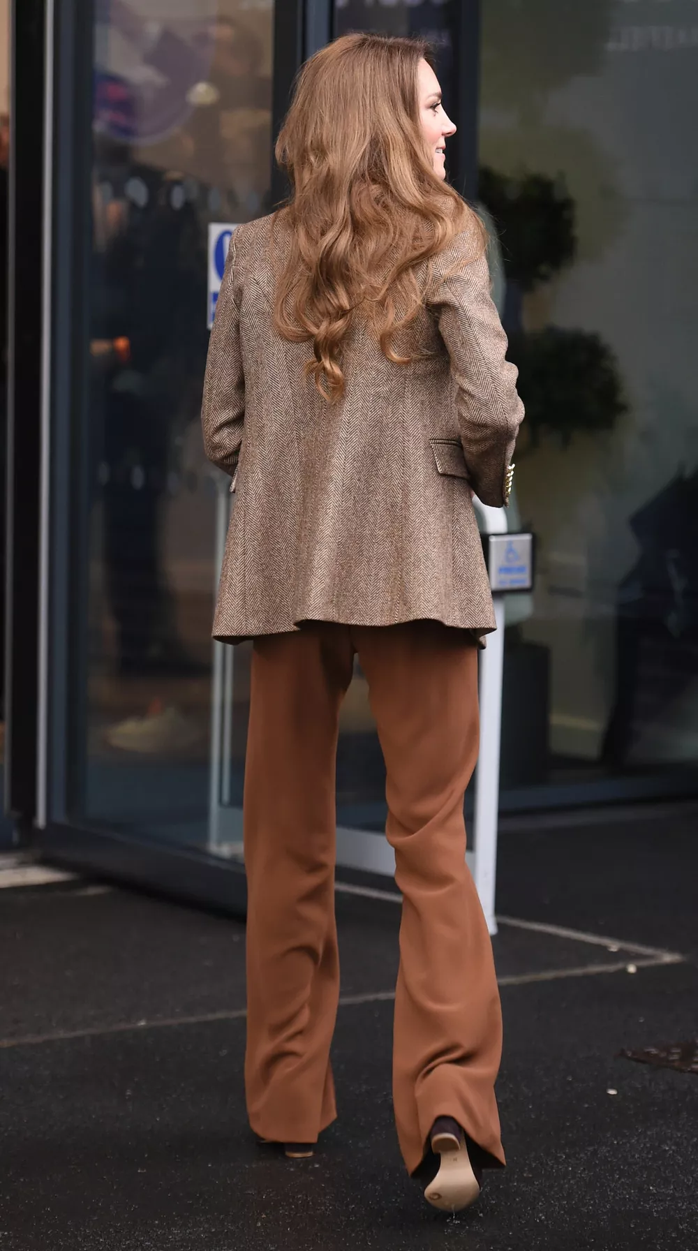 Кейт Миддлтон отправилась по королевским делам в брючном костюме карамельного цвета