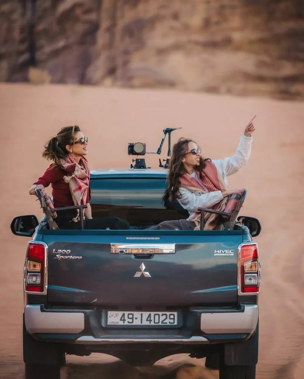 Королева Рания показала эффектные фото из экстремальной поездки на внедорожниках