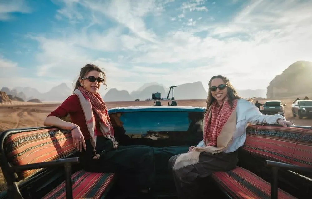 Королева Рания показала эффектные фото из экстремальной поездки на внедорожниках