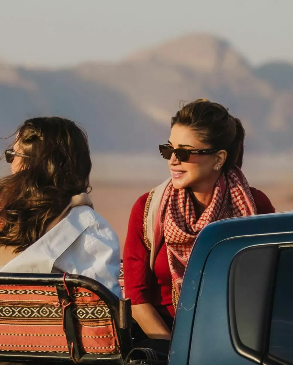 Королева Рания показала эффектные фото из экстремальной поездки на внедорожниках