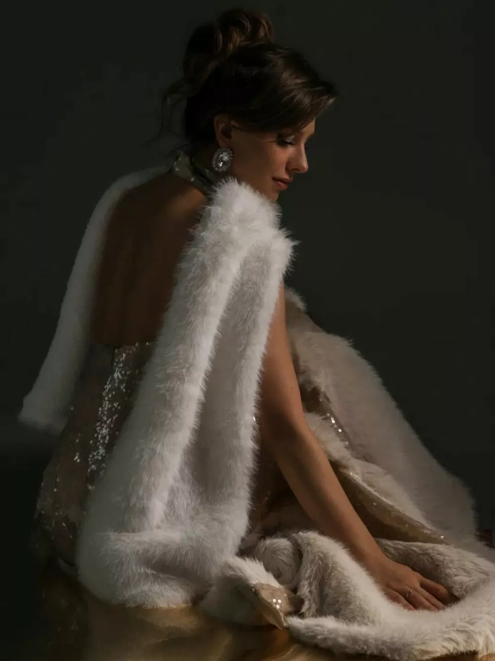 Лиза Арзамасова позирует в гламурном наряде принцессы Лиза Арзамасова позирует в гламурном наряде принцессы